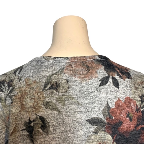 3/$30 Live in the Moment Grey Floral Sweater Sz S - Picture 5 of 11